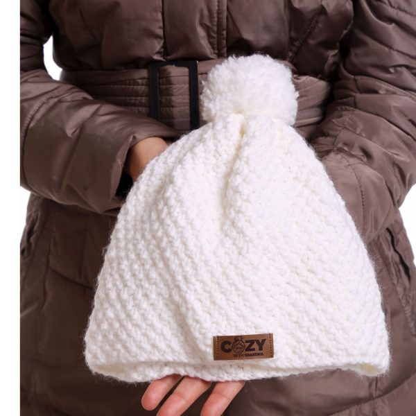 White knit pom pom hat